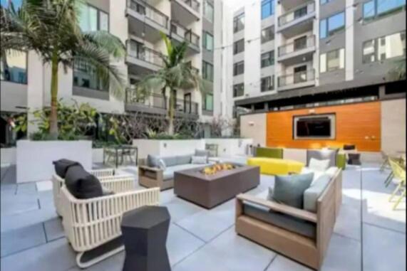 Beautiful 3br High Rise Pool, & Rooftop Views
