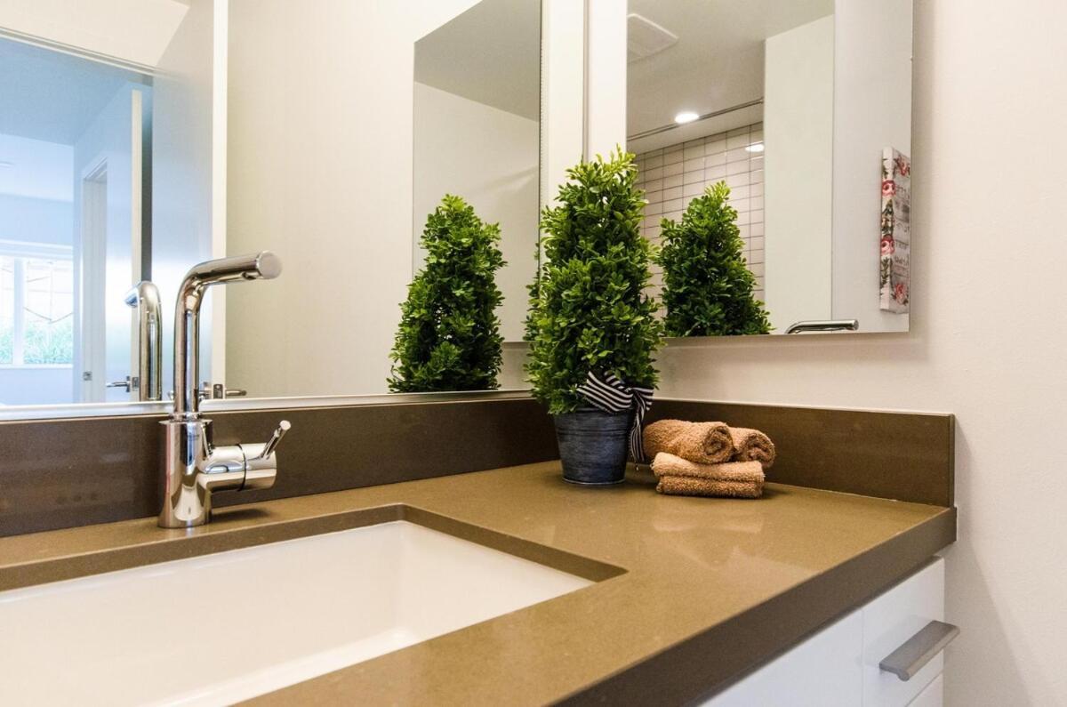 Beautiful 3br High Rise Pool, & Rooftop Views *